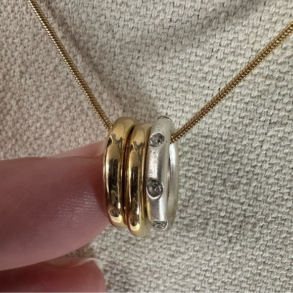 Dainty meets minimal floating circles necklace - Picture 4 of 8